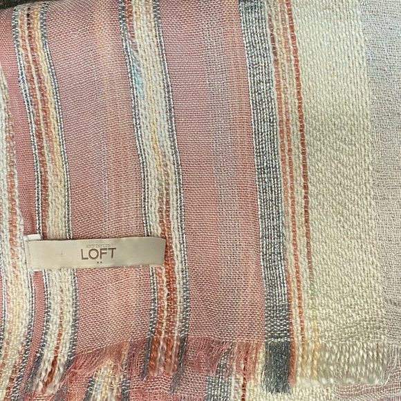 EUC Ann Taylor Loft lightweight woven fringed scarf with metallic silver thread - Picture 2 of 3